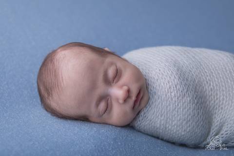newborn brasilia azul branco  dormindo enrolado wrap'