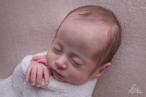 newborn brasilia fendi marrom branco  dormindo enrolado wrap'