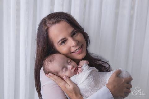 newborn brasilia azul branco  dormindo enrolado wrap com a mãe mamãe'