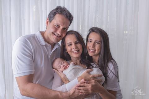 newborn brasilia azul branco  dormindo enrolado wrap com a mãe mamãe irmã pai papai família'