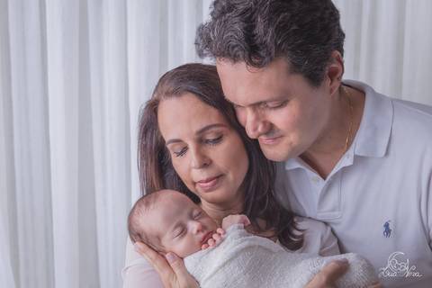 newborn brasilia azul branco  dormindo enrolado wrap com a mãe mamãe pai papai família'