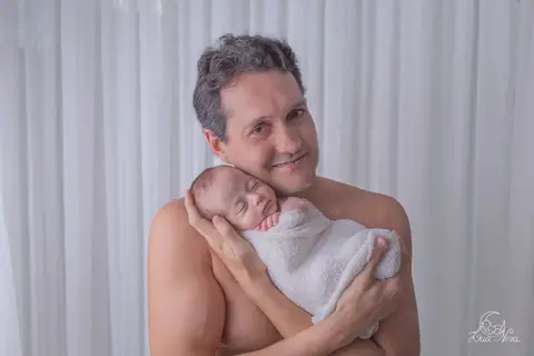 newborn brasilia azul branco  dormindo enrolado wrap com o pai papai família'