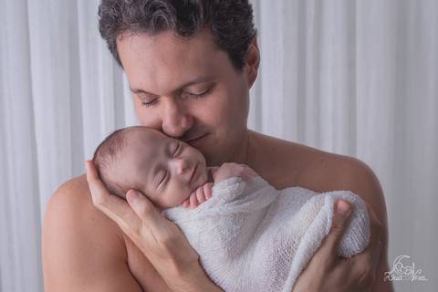 newborn brasilia azul branco  dormindo enrolado wrap com o pai papai família'