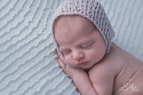 ensaio newborn Luca verde amarelo cinza com touca perfil bumbum pose bump up'