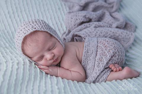 ensaio newborn Luca verde amarelo cinza com touca perfil bumbum pose bump up'