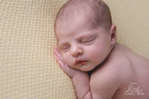 ensaio newborn Luca verde amarelo cinza com touca perfil bumbum pose taco '