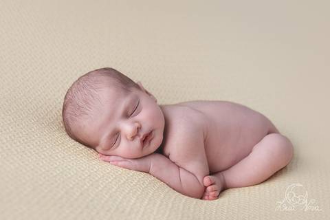 ensaio newborn Luca verde amarelo cinza com touca perfil bumbum pose taco'