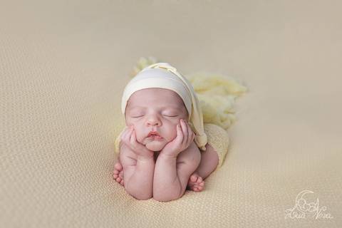 ensaio newborn Luca verde amarelo cinza com touca perfil bumbum pose froggy'