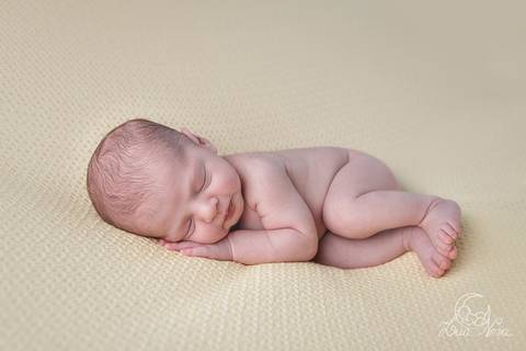 ensaio newborn Luca verde amarelo cinza com touca perfil bumbum pose side'