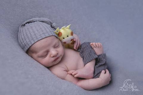 ensaio newborn Luca verde amarelo cinza com touca perfil bumbum pose nest'