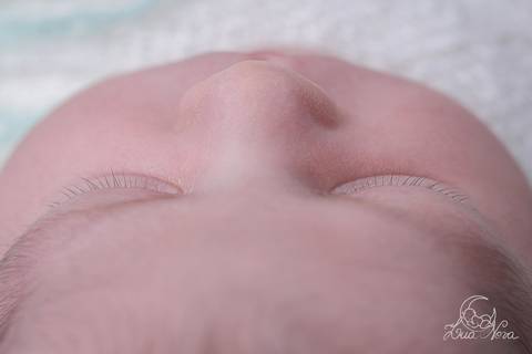 ensaio newborn Luca verde amarelo cinza com macro cílios olhos'