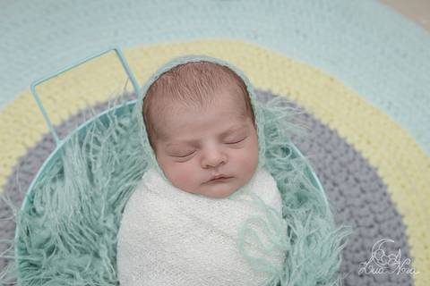 ensaio newborn Luca verde amarelo cinza com touca flokati verde água cesto wrap branco enroladinho'