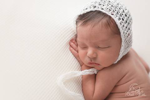 ensaio newborn augusto azul amarelo branco touca flokati pose bum up perfil'