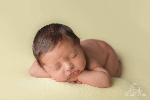 ensaio newborn augusto azul amarelo branco touca pose head on arms '