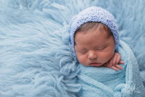 ensaio newborn augusto azul amarelo branco touca flokati enroladinho wrap '