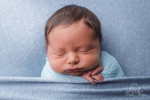 ensaio newborn augusto azul amarelo branco touca flokati enroladinho wrap dorminhoco'