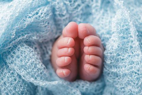 ensaio newborn augusto azul amarelo branco touca flokati enroladinho wrap  macro pés'