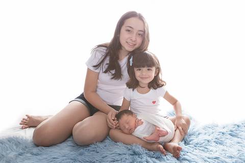 ensaio newborn augusto azul amarelo branco flokati enroladinho wrap sister sis irmãs irmã'