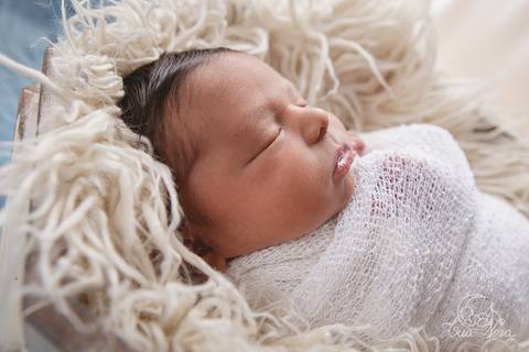 ensaio newborn augusto azul amarelo branco flokati enroladinho wrap cesto pelo perfil'