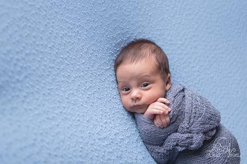 ensaio newborn vitor brasilia df noroeste azul escuro azul claro wrap enrolado mão pra fora acordado'