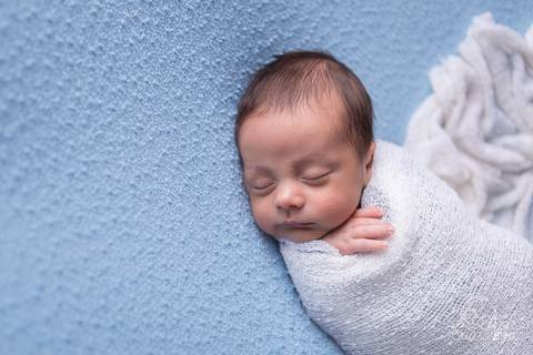 ensaio newborn vitor brasilia df noroeste azul escuro azul claro wrap enrolado mão pra fora branco'