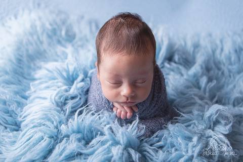 ensaio newborn vitor brasilia df noroeste azul escuro azul claro wrap enrolado mão pra fora flokati potato batata saco'