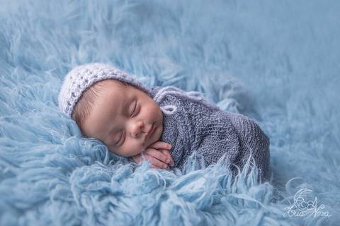 ensaio newborn vitor brasilia df noroeste azul escuro azul claro wrap enrolado mão pra fora acordado flokati touca sorrindo'