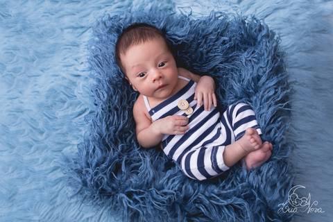 ensaio newborn vitor brasilia df noroeste azul escuro azul claro wrap enrolado mão pra fora acordado monocromatica roupa listrada'