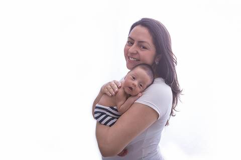 ensaio newborn vitor brasilia df noroeste azul escuro azul claro wrap enrolado mão pra fora acordado mamãe mãe sorrindo'