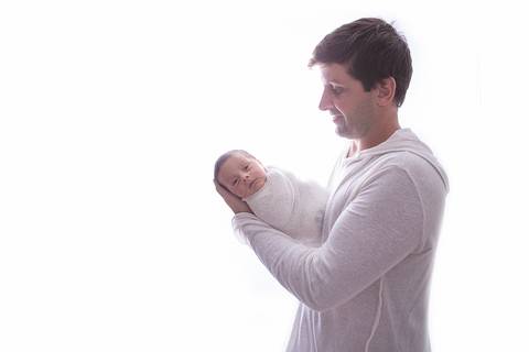 ensaio newborn vitor brasilia df noroeste azul escuro azul claro wrap enrolado mão pra fora acordado pai papai'