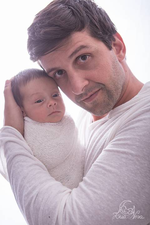 ensaio newborn vitor brasilia df noroeste azul escuro azul claro wrap enrolado mão pra fora acordado pai papai close perto'