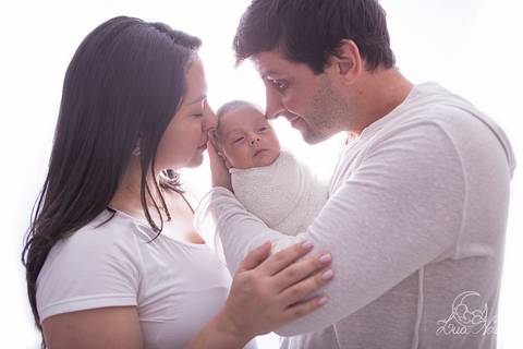 ensaio newborn vitor brasilia df noroeste azul escuro azul claro wrap enrolado mão pra fora acordado família mamãe mãe pai papai'