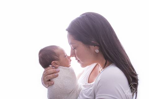 ensaio newborn vitor brasilia df noroeste azul escuro azul claro wrap enrolado mão pra fora acordado mãe mamãe'