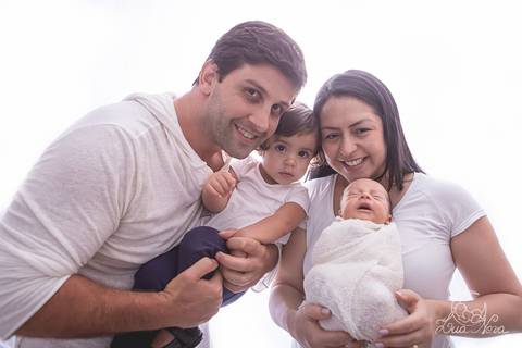 ensaio newborn vitor brasilia df noroeste azul escuro azul claro wrap enrolado mão pra fora acordado família'