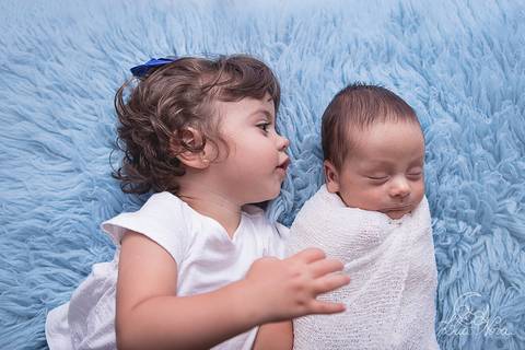 ensaio newborn vitor brasilia df noroeste azul escuro azul claro wrap enrolado mão pra fora acordado sister sis irmã irmãos'