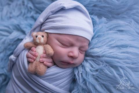 ensaio newborn brasilia df guará azul branco gabriel pose wrap enrolado amigurumi ursinho feltro'
