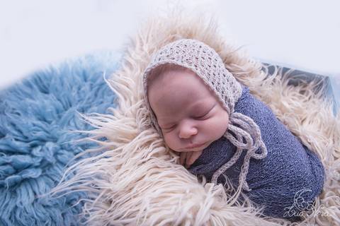ensaio newborn brasilia df guará azul branco gabriel wrap enrolado touca flokati'