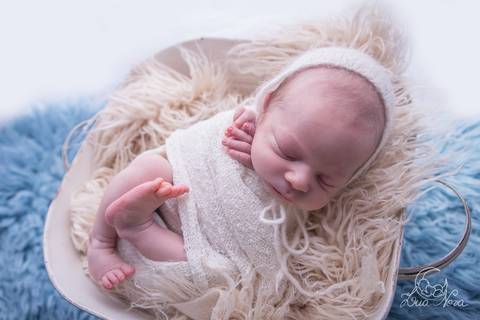 ensaio newborn brasilia df guará azul branco gabriel wrap enrolado touca flokati branco'