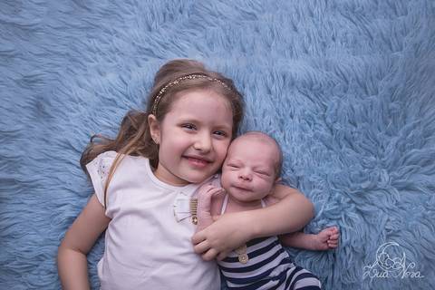 ensaio newborn brasilia df guará azul branco gabriel sister sis irmã irmãos abraço sorriso Rafaela'