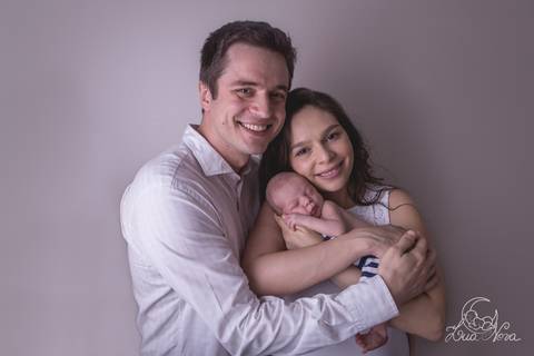 ensaio newborn brasilia df guará azul branco gabriel família mãe mamãe pai papai sorrindo'