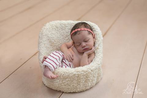ensaio newborn catarina rosa chá rosa envelhecido pose womb brasilia df asa norte 
 cadeirinha bege natal headband natal ninho nest baby chair posing pod'
