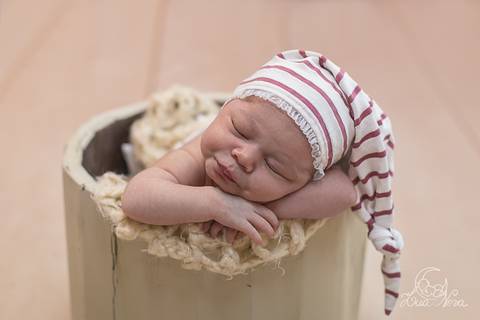 ensaio newborn catarina rosa chá rosa envelhecido pose womb brasilia df asa norte bege natal headband natal ninho nest baby chair posing pod head on arms tina'
