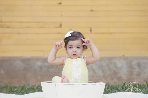 Giovanna smash the cake museu vivo da memoria candanga dentro da tina amarelo'