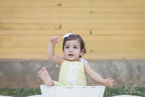 Giovanna smash the cake museu vivo da memoria candanga 
 dentro da tina amarelo'