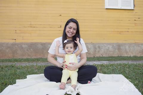 Giovanna smash the cake museu vivo da memoria candanga dentro da tina amarelo com a mamãe'