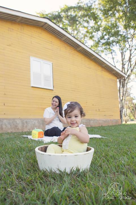 Giovanna smash the cake museu vivo da memoria candanga dentro da tina amarelo com a mamãe e muito sorriso'
