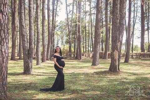 pinheiros e gestante no jardim botanico com vestido preto e coroa de flores brasilia df grávida book'