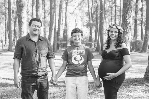 pinheiros e gestante no jardim botanico com vestido preto e coroa de flores brasilia df grávida book filho mais velho 11 anos preto e branco'