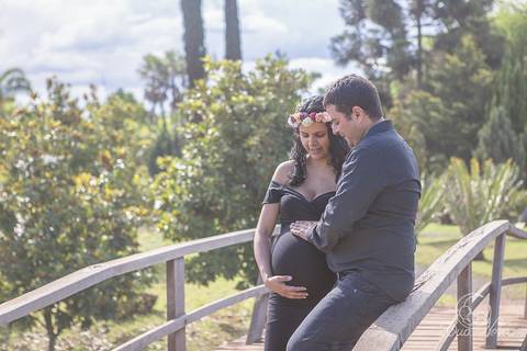 pinheiros ponte de madeira e gestante no jardim botanico com vestido preto e coroa de flores brasilia df grávida book marido papai'