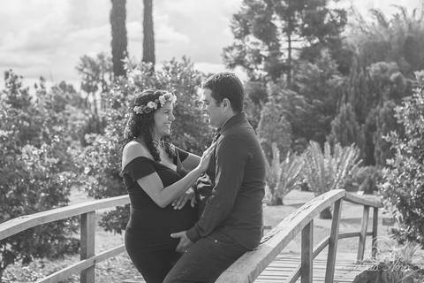pinheiros ponte de madeira e gestante no jardim botanico com vestido preto e coroa de flores brasilia df grávida book marido papai preto e branco'